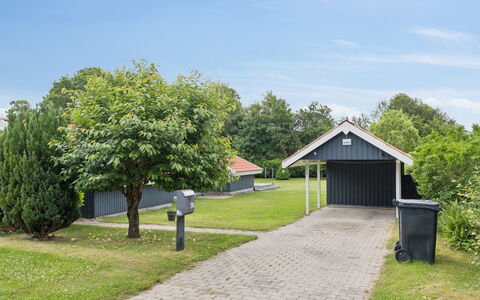 Naninja - 680M from the Sea: Dach, Zuhause, Schatten, Rasen, Garten, Hütte, Gartenbauten, Garten, Landscaping, Auffahrt