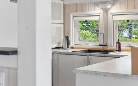 Naninja - 680M from the Sea: Holz, Küche, Interior Design, Countertop, Flooring, Küchengerät, Fussboden, Decke, Cabinetry, Armatur