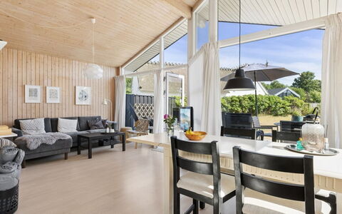 Eerika - 1Km from the Sea: Holz, Interior Design, Flooring, Decke, Fussboden, Möbel, Wohnzimmer, Couch, Zuhause, Holzboden