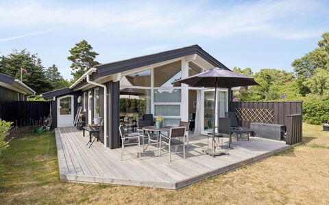Eerika - 1Km from the Sea: Zuhause, Haus, Dach, Veranda, Hütte, Tür, Schatten, Estate, Abstellgleis, Deck