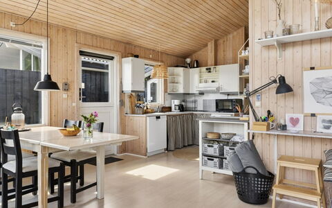 Eerika - 1Km from the Sea: Küche, Holz, Möbel, Decke, Interior Design, Countertop, Major Appliance, Zuhause, Küchengerät, Küche & Esszimmer Tisch