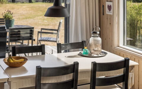 Eerika - 1Km from the Sea: Möbel, Interior Design, Tabelle, Flooring, Stuhl, Holz, Küche & Esszimmer Tisch, Esszimmer, Fussboden, Light Fixture