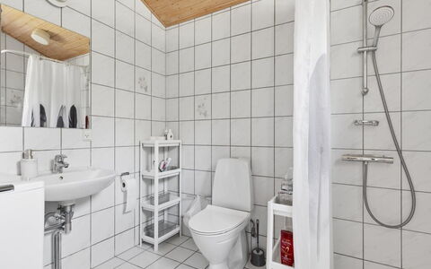 Eerika - 1Km from the Sea: Flooring, Fussboden, Armatur, Interior Design, Decke, Toilette, Sinken, Toilleten Sitz, Badezimmer, Fliese