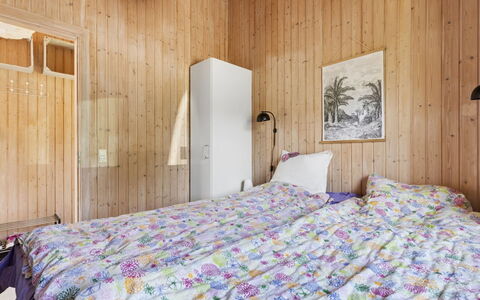 Eerika - 1Km from the Sea: Schlafzimmer, Bett, Holz, Bettdecke, Bedding, Interior Design, Fussboden, Flooring, Decke, Linens