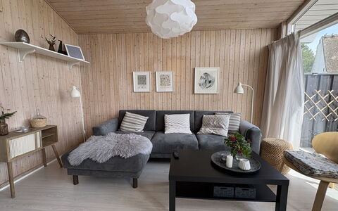 Eerika - 1Km from the Sea: Möbel, Interior Design, Holz, Flooring, Decke, Fussboden, Light Fixture, Couch, Beleuchtung, Wohnzimmer