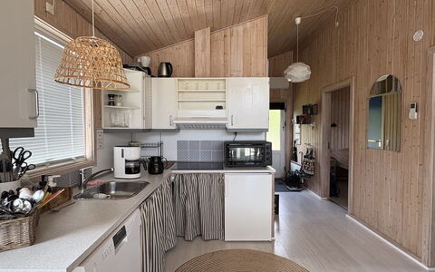 Eerika - 1Km from the Sea: Holz, Interior Design, Decke, Möbel, Flooring, Fussboden, Küche, Zuhause, Countertop, Zimmer
