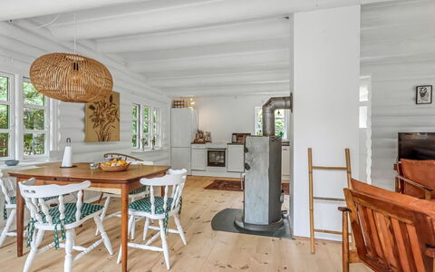 Armund - 50M from the Sea: Möbel, Flooring, Interior Design, Fussboden, Holzboden, Holz, Decke, Stuhl, Küche & Esszimmer Tisch, Esszimmer