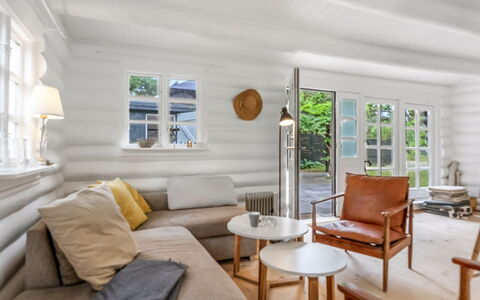 Armund - 50M from the Sea: Möbel, Interior Design, Flooring, Holz, Couch, Fussboden, Wohnzimmer, Zuhause, Holzboden, Decke