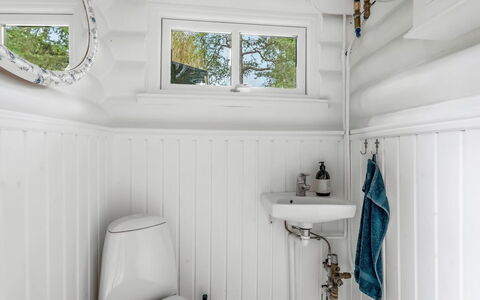 Armund - 50M from the Sea: Armatur, Installation, Zapfhahn, Badezimmer, Decke, Toilette, Sinken, Light Fixture, Design, Hartholz