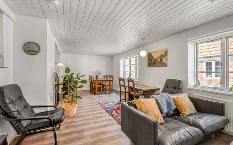 Sinikka - 600M to the Fjord: Flooring, Interior Design, Wand, Fussboden, Holzboden, Holz, Decke, Möbel, Couch, Wohnzimmer