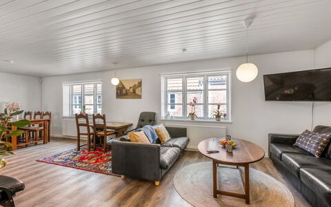 Sinikka - 600M to the Fjord: Holz, Flooring, Interior Design, Decke, Möbel, Couch, Fussboden, Zuhause, Holzboden, Wohnzimmer