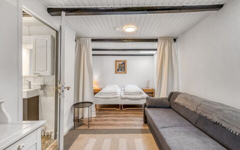 Sinikka - 600M to the Fjord: Möbel, Interior Design, Flooring, Fussboden, Holz, Decke, Bett, Zimmer, Schlafzimmer, Beleuchtung