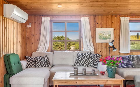 Satu - 1.5Km from the Sea: Möbel, Interior Design, Couch, Flooring, Holz, Fussboden, Wohnzimmer, Zimmer, Dekokissen, Decke