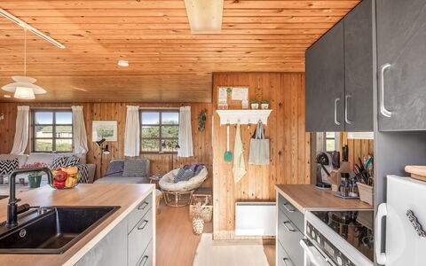 Satu - 1.5Km from the Sea: Holz, Küche, Möbel, Flooring, Fussboden, Countertop, Küchengerät, Holzbeize, Küche & Esszimmer Tisch, Major Appliance