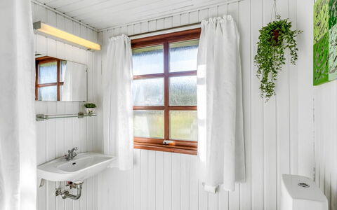 Satu - 1.5Km from the Sea: Holz, Interior Design, Flooring, Armatur, Fussboden, Decke, Zapfhahn, Badezimmer, Zuhause, Installation