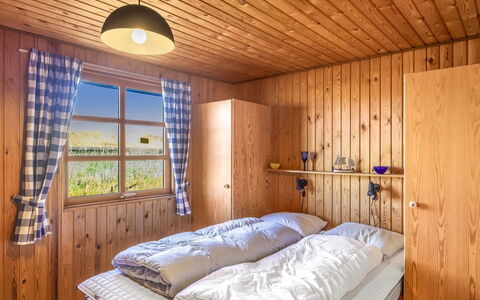 Satu - 1.5Km from the Sea: Holz, Schlafzimmer, Möbel, Interior Design, Bett, Zuhause, Flooring, Holzbeize, Bettrahmen, Bedding