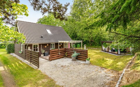 Myrra: Hütte, Garten, Schatten, Blockhaus, Gartenbauten, Garten, Hinterhof, Bauernhaus, Rasen, Zaun