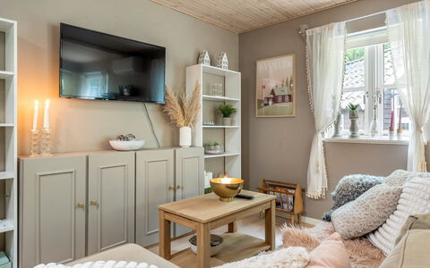 Myrra: Möbel, Interior Design, Flooring, Wand, Fussboden, Holz, Zimmer, Wohnzimmer, Decke, Zuhause