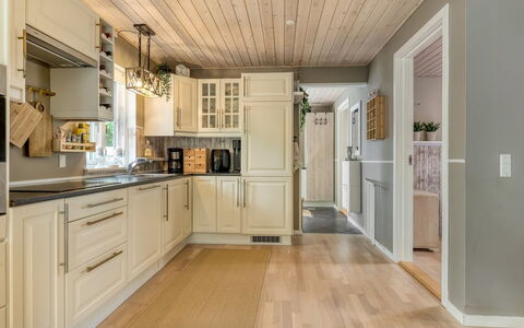 Myrra: Holz, Flooring, Interior Design, Decke, Cabinetry, Fussboden, Holzboden, Küche, Zuhause, Countertop