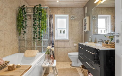 Myrra: Interior Design, Flooring, Wand, Armatur, Sinken, Badezimmer, Fussboden, Badezimmerschrank, Zapfhahn, Toilette