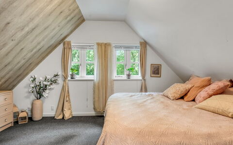 Myrra: Schlafzimmer, Bett, Interior Design, Holz, Decke, Möbel, Flooring, Bettdecke, Bedding, Fussboden