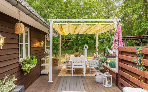 Myrra: Holz, Möbel, Blumentopf, Gartenmöbel, Flooring, Holzboden, Garten, Deck, Stuhl