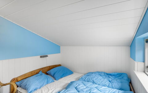 Myra - 100M from the Sea: Interior Design, Schlafzimmer, Decke, Fussboden, Flooring, Bett, Linens, Bedding, Zimmer, Bettdecke