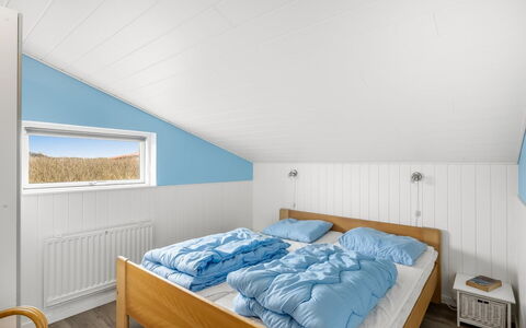 Myra - 100M from the Sea: Holz, Schlafzimmer, Decke, Interior Design, Bedding, Bettrahmen, Bettdecke, Bett, Hartholz, Linens