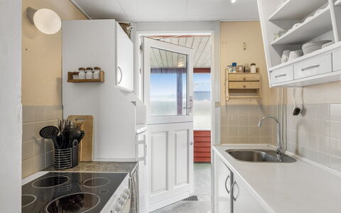 Myra - 100M from the Sea: Flooring, Major Appliance, Holz, Fussboden, Interior Design, Küche, Decke, Küchengerät, Countertop, Zimmer