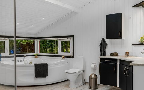 Ulfsten - 2Km from the Sea: Armatur, Interior Design, Decke, Flooring, Fussboden, Zapfhahn, Sinken, Installation, Badewanne, Countertop