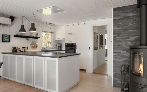 Ulfsten - 2Km from the Sea: Flooring, Interior Design, Fussboden, Holz, Möbel, Countertop, Küche, Decke, Light Fixture, Cabinetry