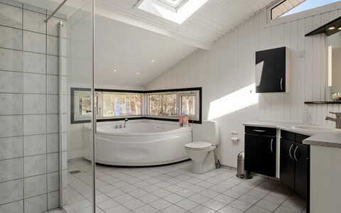 Ulfsten - 2Km from the Sea: Interior Design, Flooring, Decke, Fussboden, Armatur, Installation, Verbundwerkstoff, Badezimmer, Zapfhahn, Zimmer