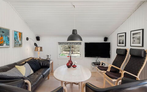 Ulfsten - 2Km from the Sea: Decke, Interior Design, Wohnzimmer, Zuhause, Couch, Zimmer, Light Fixture, Bilderrahmen, Holzboden