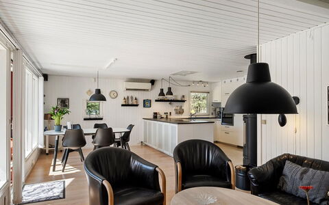Ulfsten - 2Km from the Sea: Decke, Interior Design, Flooring, Möbel, Light Fixture, Fussboden, Zuhause, Wohnzimmer, Holzboden, Stuhl