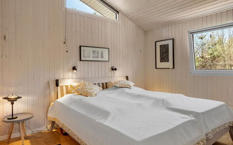 Ulfsten - 2Km from the Sea: Holz, Interior Design, Flooring, Schlafzimmer, Decke, Fussboden, Bett, Zimmer, Möbel, Bettdecke