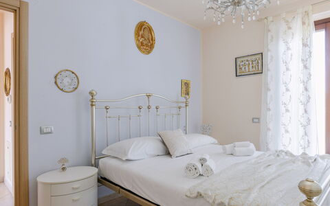 Sweet Loreto: Möbel, Bett, Schlafzimmer, Interior Design, Bedding, Fussboden, Bettdecke, Holz, Flooring, Zimmer
