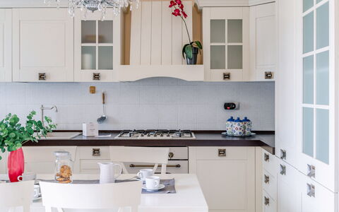 Sweet Loreto: Möbel, Interior Design, Küche, Cabinetry, Holz, Countertop, Schrank, Zuhause, Flooring, Beleuchtung