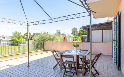 Sweet Loreto: Fussboden, Stuhl, Schatten, Küche & Esszimmer Tisch, Outdoor Struktur, Zimmerpflanze, Gartenmöbel, Balkon, Blumentopf, Daylighting