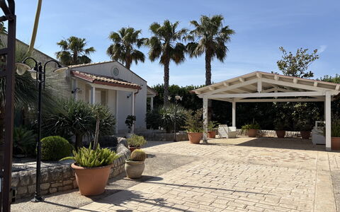 Villa Monaco: Schatten, Blumentopf, Hazienda, Flagstone, Outdoor Struktur, Estate, Landscaping, Garten