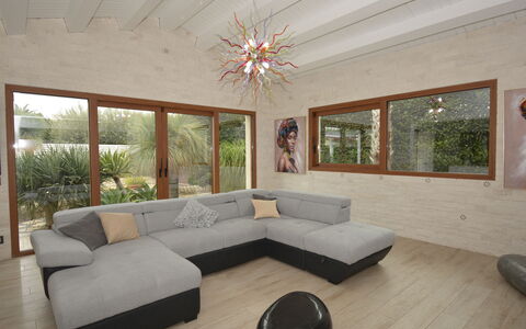 Villa Monaco: Möbel, Couch, Interior Design, Wohnzimmer, Flooring, Fussboden, Zuhause, Wohnung, Kaffetisch