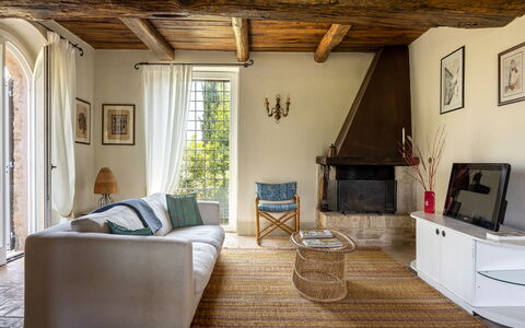 Il Casale al Colle: Möbel, Interior Design, Flooring, Wand, Couch, Fussboden, Holz, Wohnzimmer, Zimmer, Zuhause