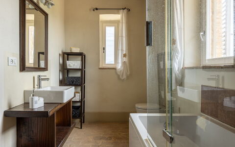 Il Casale al Colle: Badezimmer, Interior Design, Flooring, Armatur, Wand, Fussboden, Bad Sink, Sinken, Decke, Spiegel