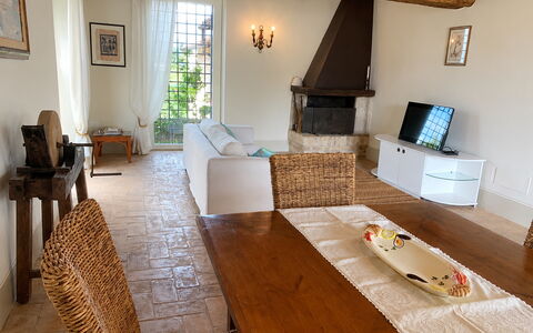 Il Casale al Colle: Möbel, Flooring, Holz, Interior Design, Fussboden, Stuhl, Tabelle, Zimmer, Couch, Wohnzimmer