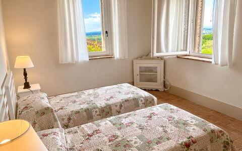 Il Casale al Colle: Möbel, Schlafzimmer, Bett, Interior Design, Holz, Bettdecke, Fussboden, Bedding, Textil, Linens