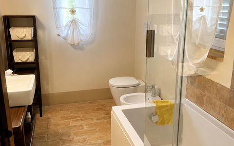 Il Casale al Colle: Badezimmer, Flooring, Armatur, Fussboden, Interior Design, Badewanne, Installation, Fliese, Zapfhahn, Toilette