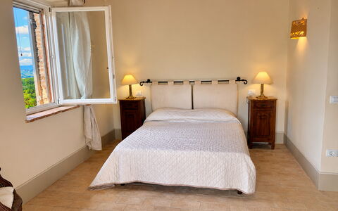 Il Casale al Colle: Bett, Möbel, Schlafzimmer, Bedding, Bettdecke, Wand, Interior Design, Fussboden, Flooring, Holz