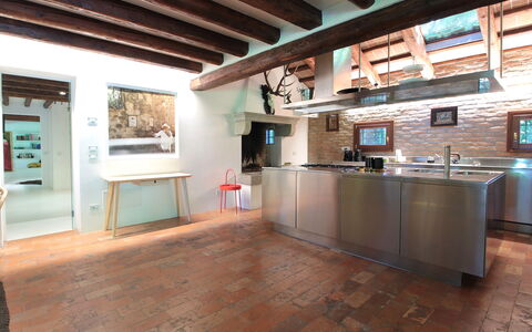 Villa Dorina: Küche, Interior Design, Countertop, Flooring, Möbel, Holz, Decke, Fussboden, Zuhause, Light Fixture