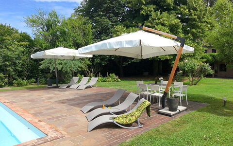Villa Dorina: Regenschirm, Gartenmöbel, Möbel, Schatten, Stuhl, Sonnenliege, Schwimmbad, Garten, Resort, Tisch Im Freien