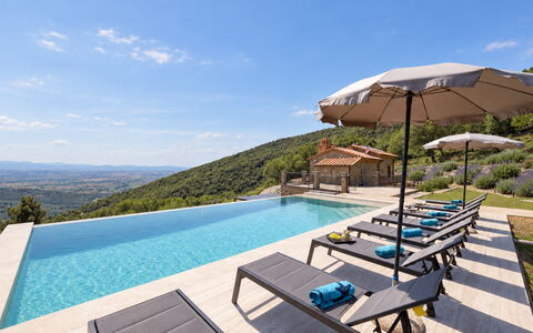 Villa Maddalena alla Guglielmesca: Hügel, Schwimmbad, Gebirge, Bergstation, Freizeit, Grat, Resort, Gartenmöbel, Urlaub, Villa