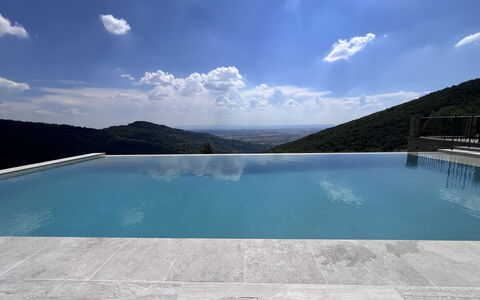 Villa Maddalena alla Guglielmesca: Schwimmbad, Verbundwerkstoff, Gebirge, Flagstone, Fliese, Grat